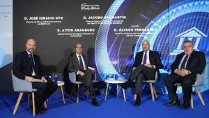 José Ignacio Oto (segundo por la izquierda), director de red y subdirector general de Ibercaja; Jacobo Sanmartín (segundo por la derecha), director de banca corporativa y comercial de Banco Cooperativo Español y Aitor Aranburu (derecha), director general de negocio minorista de Kutxabank.