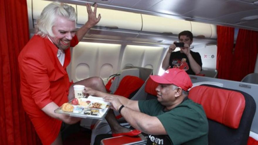 Richard Branson, azafata de vuelo por un día