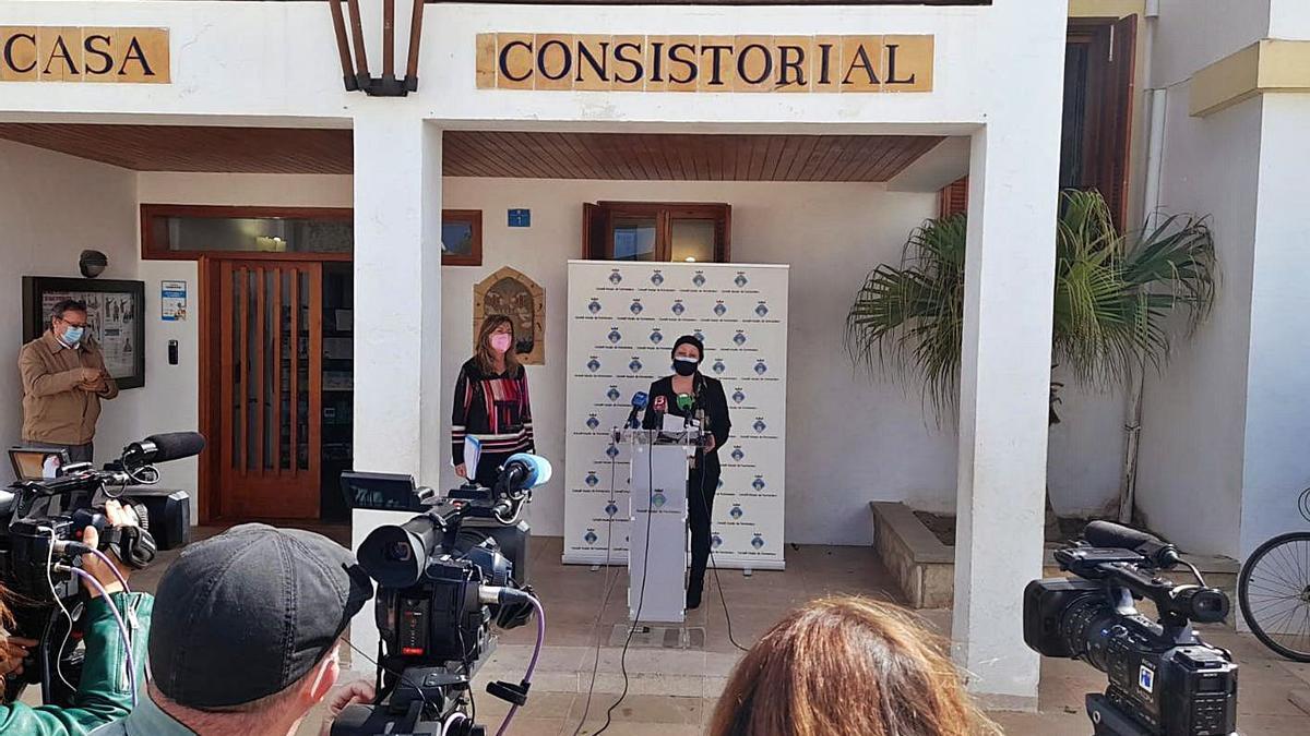 Un momento de la rueda de prensa en la plaza de la Constitució.