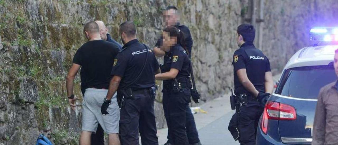 La Policía Nacional identifica a un hombre durante el botellón de las Peñas de la última Peregrina. // G.S.