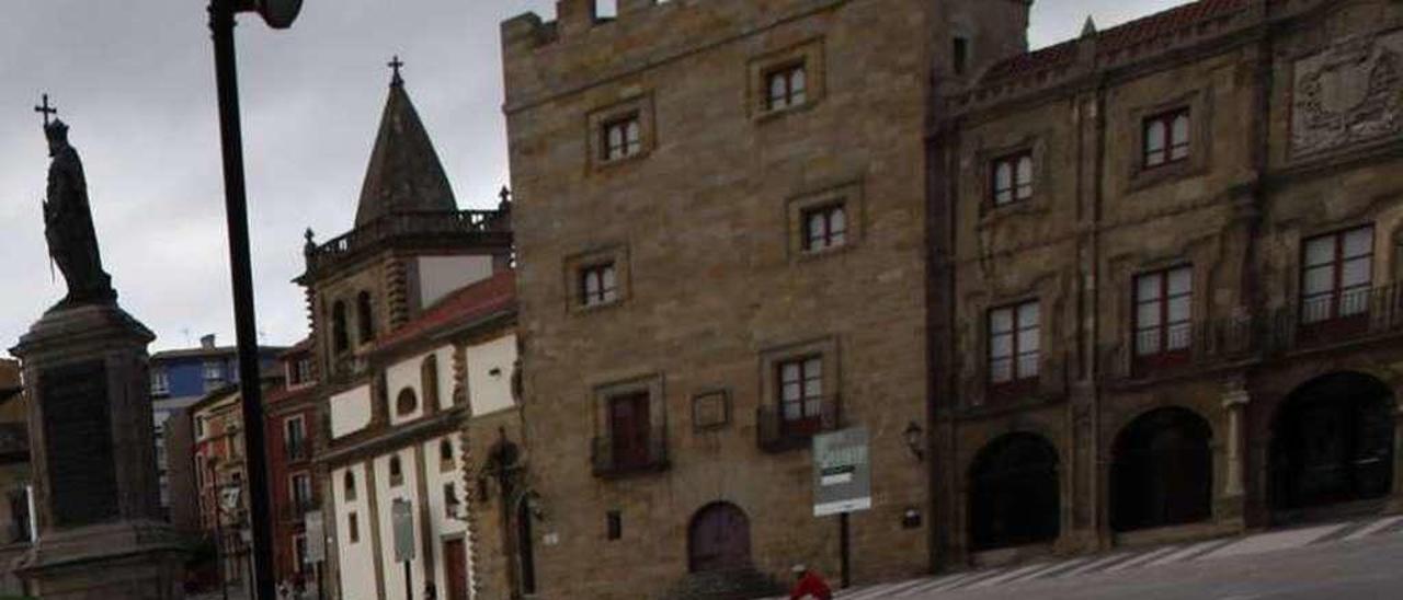 La plaza del Marqués, con el Palacio de Revillagigedo y la Colegiata de San Juan Bautista al fondo.