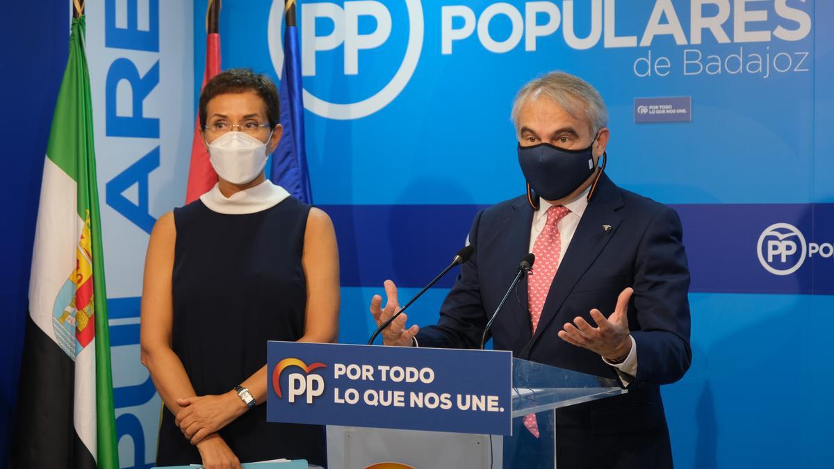 Francisco Javier Fragoso con María José Solana, en la sede del PP.