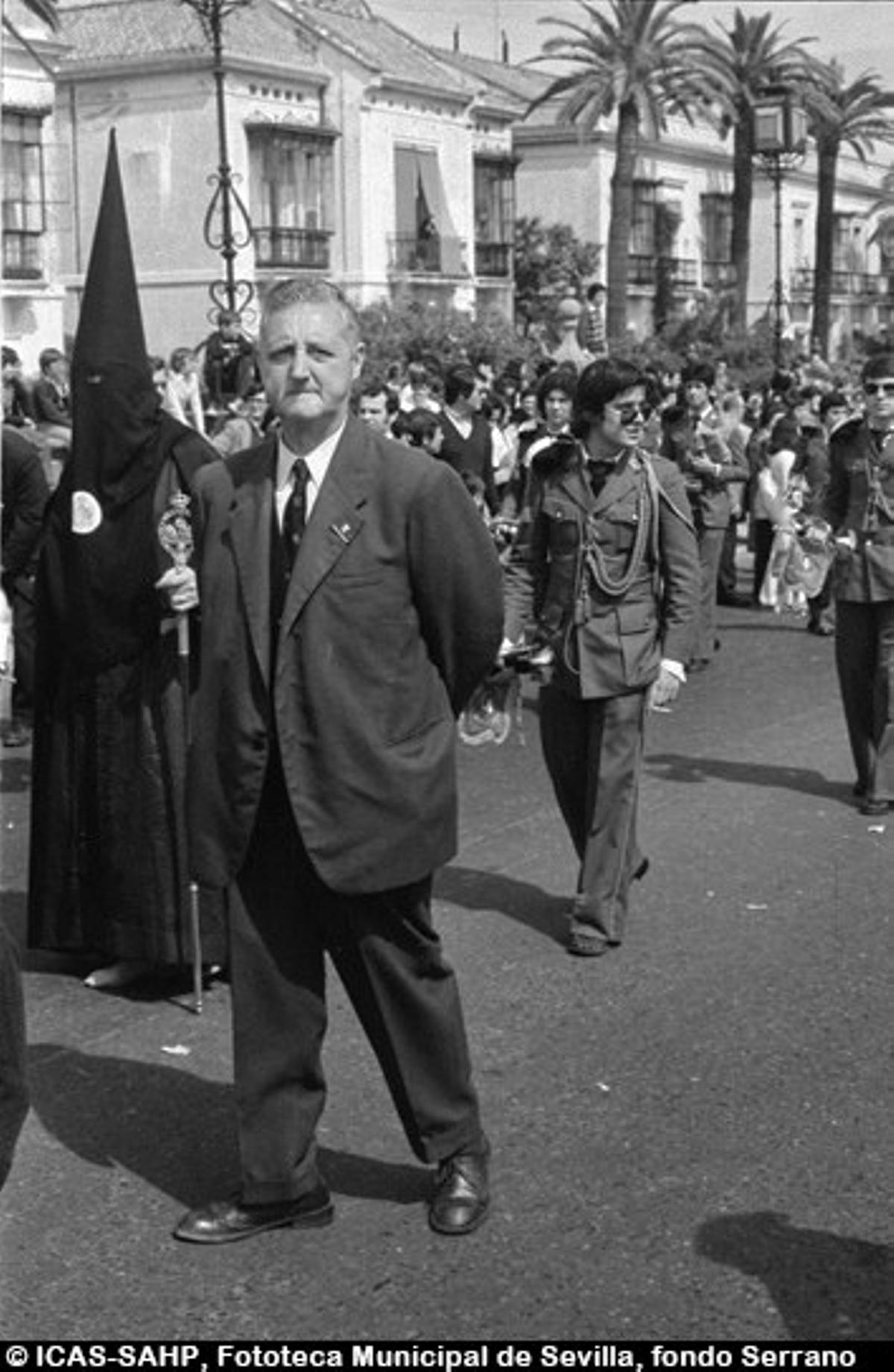 Antonio Sanz Ramos, el entrañable Antoñito procesiones, en el puente de San Bernardo. 1977 Antonio Sanz Ramos, el entrañable Antoñito procesiones, en el puente de San Bernardo. 1977