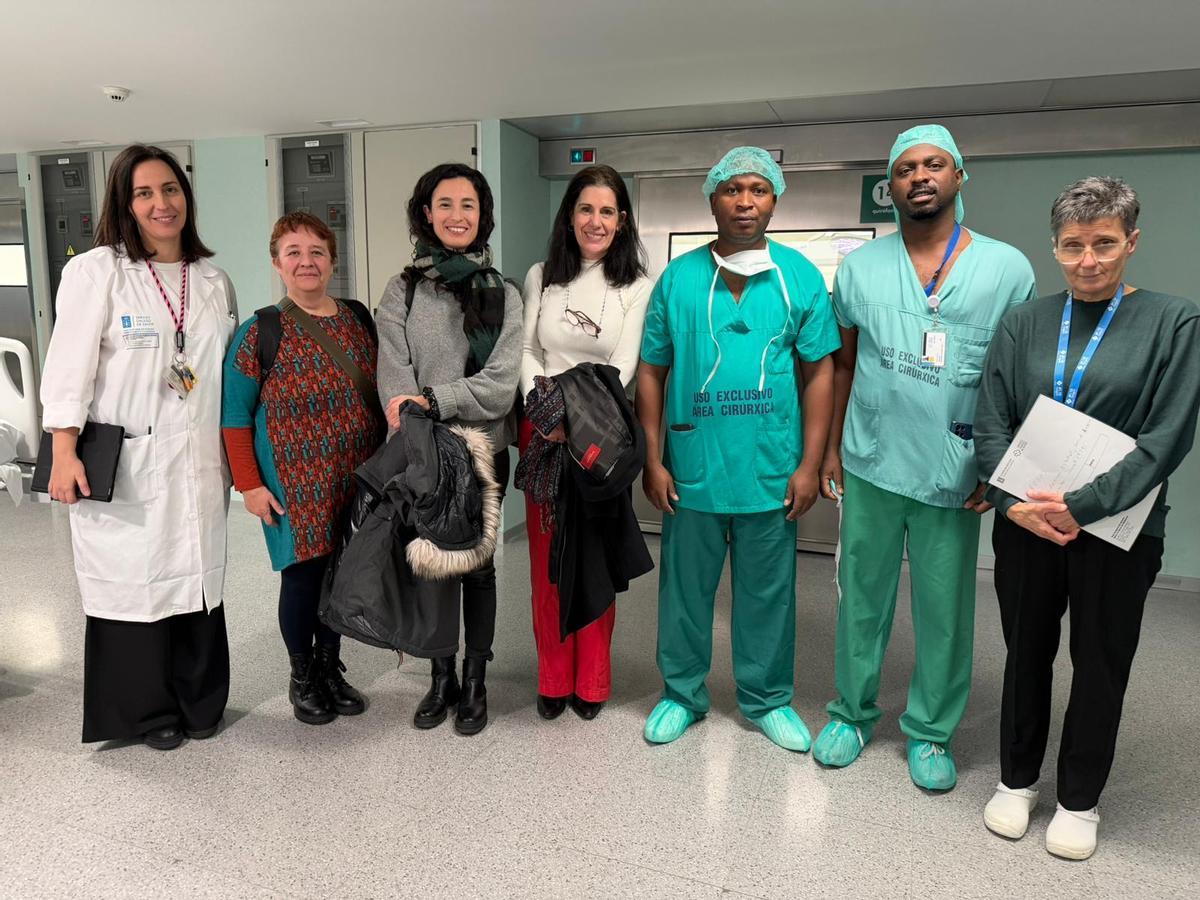 Los dos médicos mozambiqueños, con formadores e integrantes de la Fundación CSAI, en el hospital de Ourense.