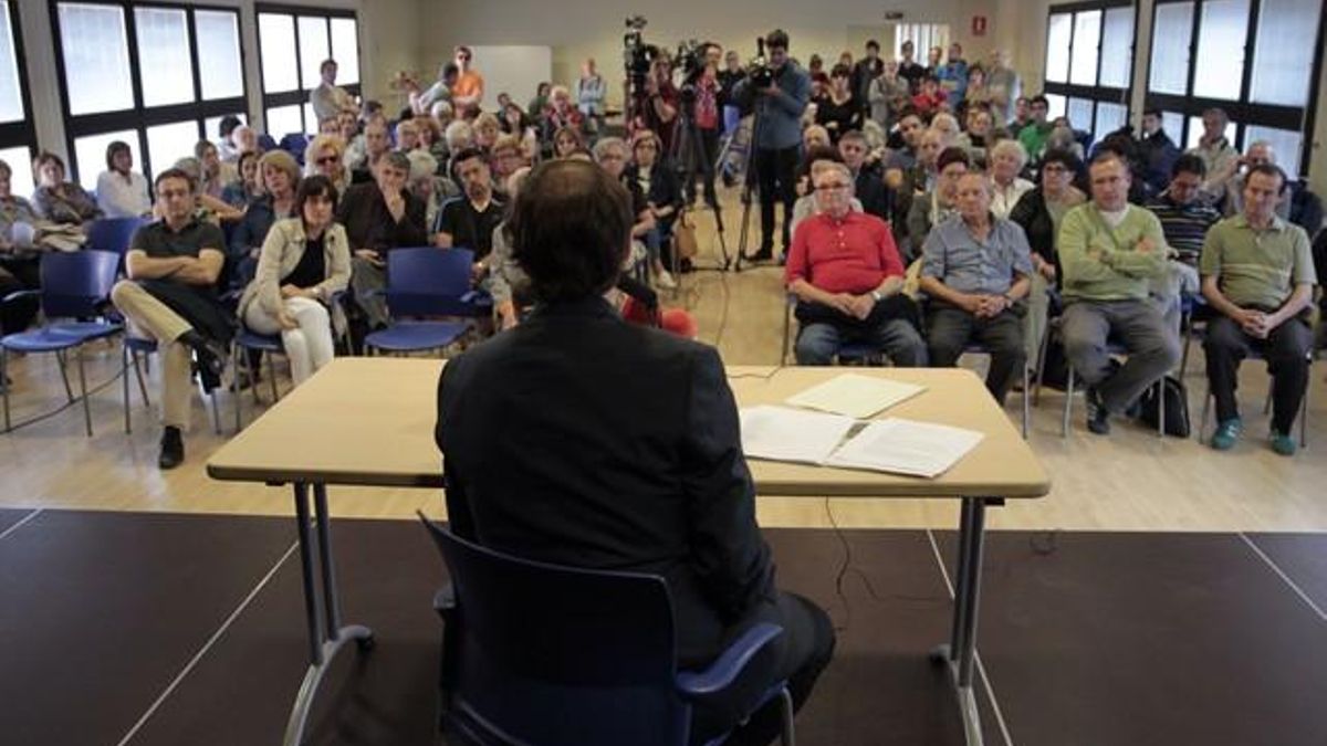 Asamblea de vecinos en contra de los actos violentos de Sants por el derribo de Can Vies, este miércoles, en las Cotxeres de Sants.