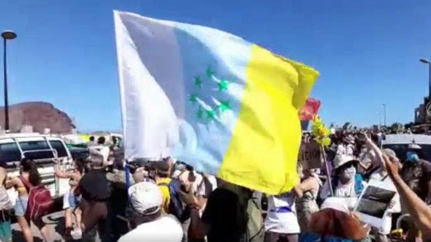 Manifestantes en contra del Hotel de La Tejita