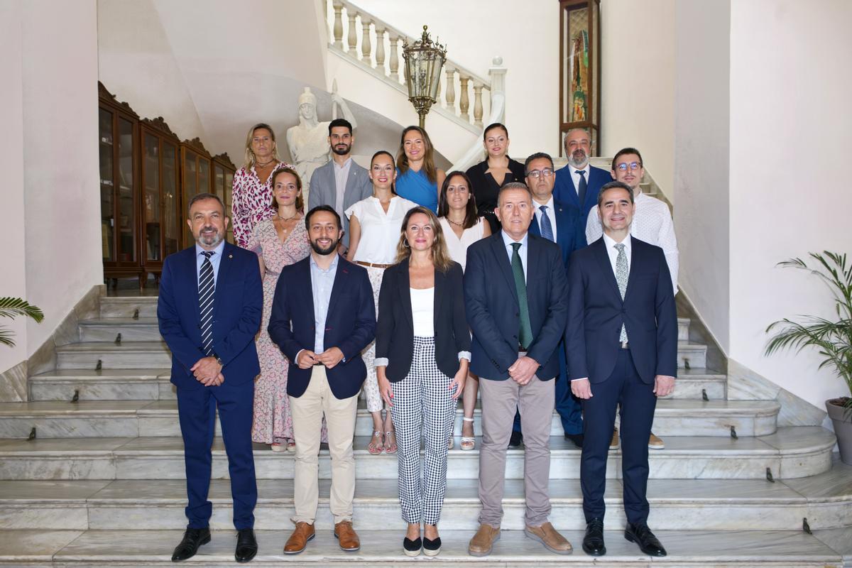 Fotografía de familia del nuevo equipo de gobierno de Castelló.
