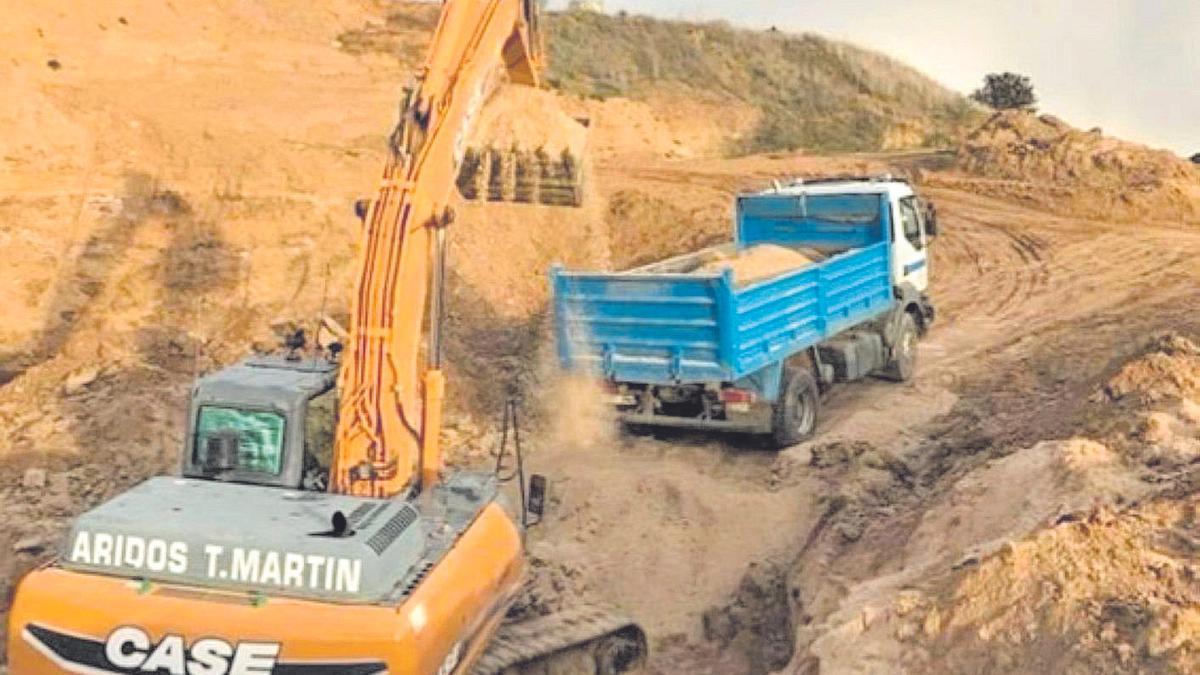 Maquinaria de la empresa Áridos Martín Gómez. | Fotos cedidas a L. O. Z.