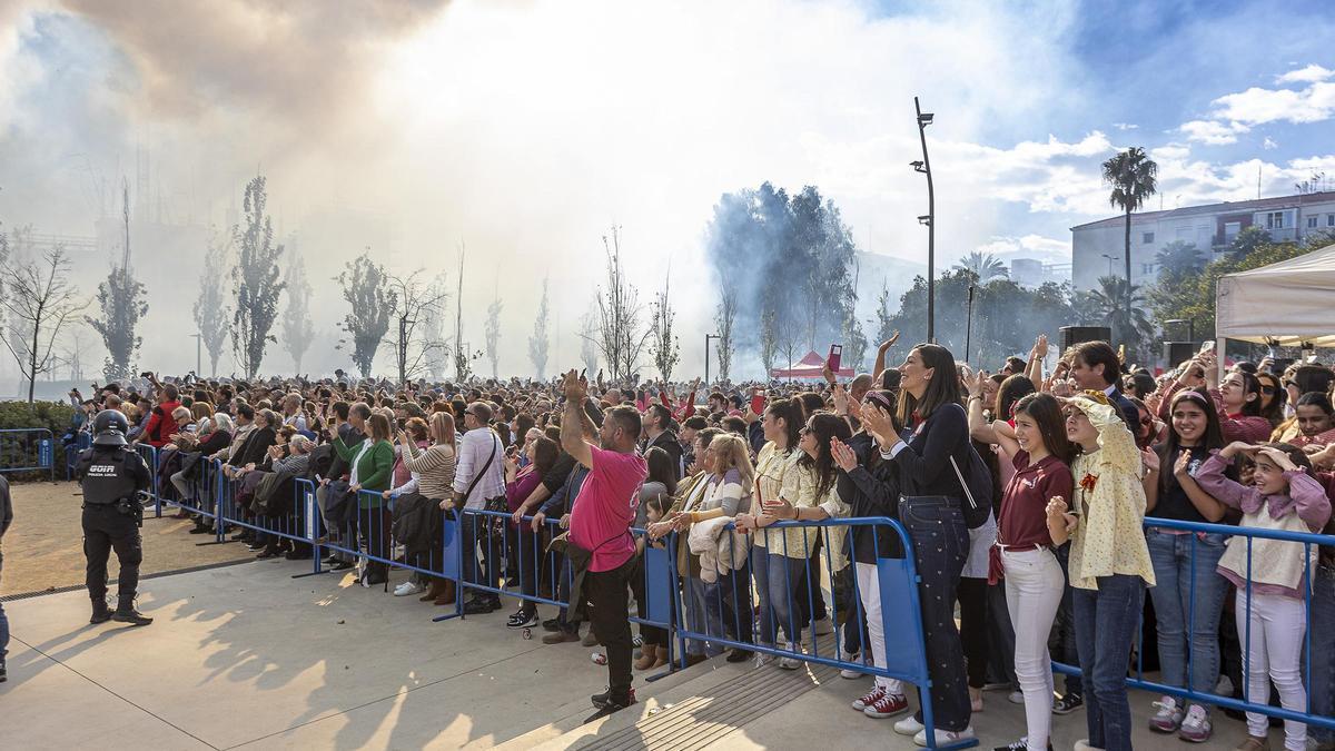 Las hogueras Francisco Albert y Rambla dispararon la primera mascletà del 2025.