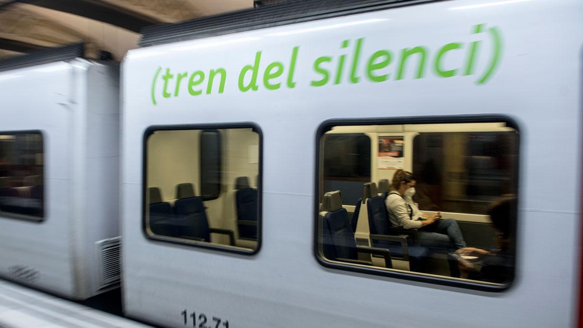 Interior del vagón del tren del silencio.