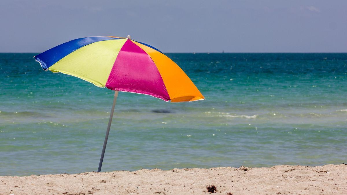 El truco definitivo para que no se vuele la sombrilla de la playa