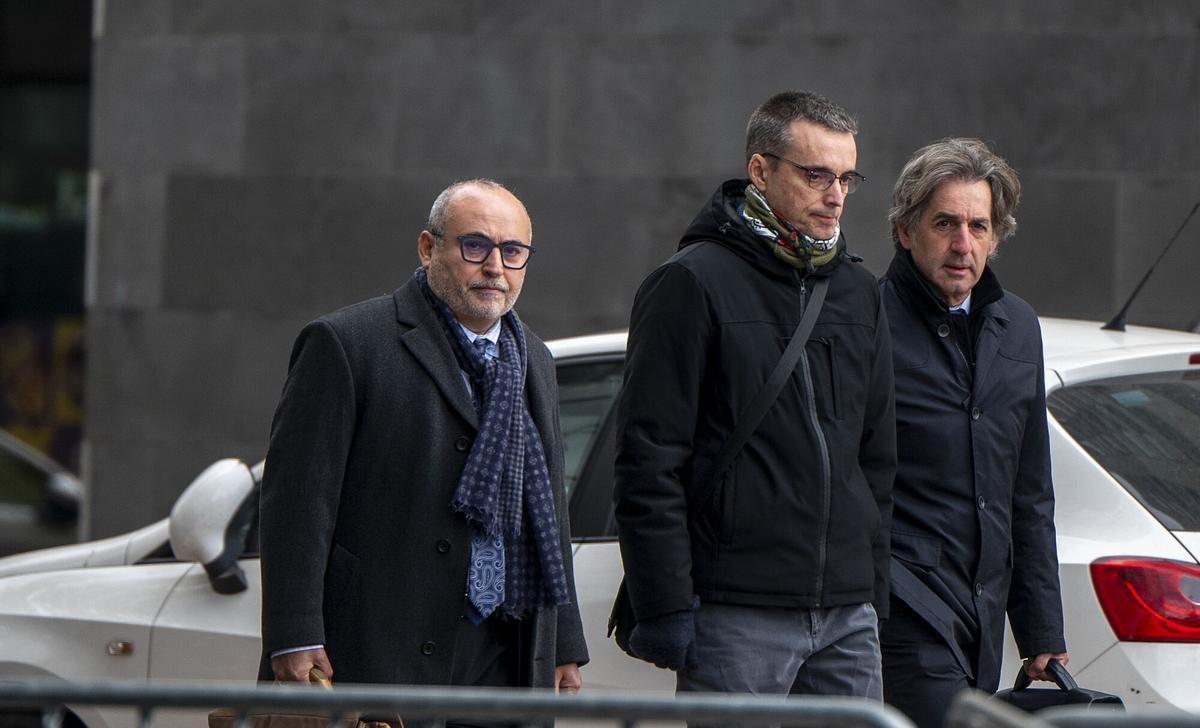 En el centro de la imagen, Santi Laiglesia, acompañado por sus abogados a su llegada a los juzgados de Sabadell para prestar declaración por el asesinato de Helena jubany