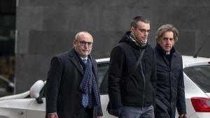 Barcelona. 28.11.2025. Sociedad.  Santi Laiglesia, en el centro, acompañado por sus abogados, a su llegada a los juzgados de Sabadell para prestar declaración por el asesinato de Helena jubany. Fotografía de Jordi Cotrina