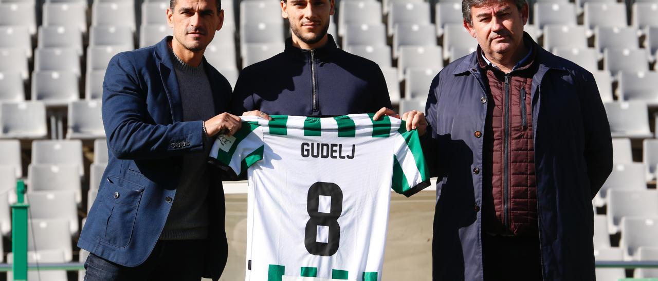 Dragisa Gudelj, entre Juanito y Javier González Calvo, en su presentación oficial como jugador del Córdoba CF, el pasado enero.