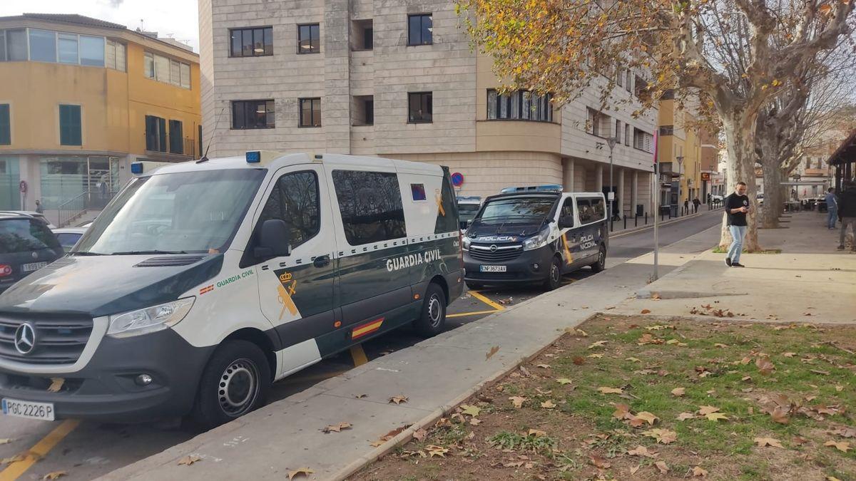 Vehículos de la Policía y la Guardia Civil, hoy en los juzgados de Inca.