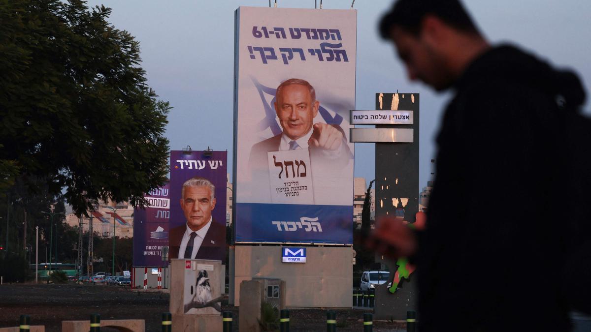 Carteles electorales en una calle de Tel Aviv.