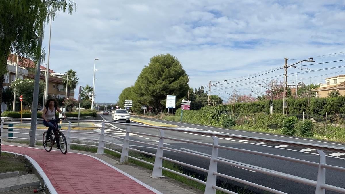 Una mujer circula por el carril bici de Paiporta