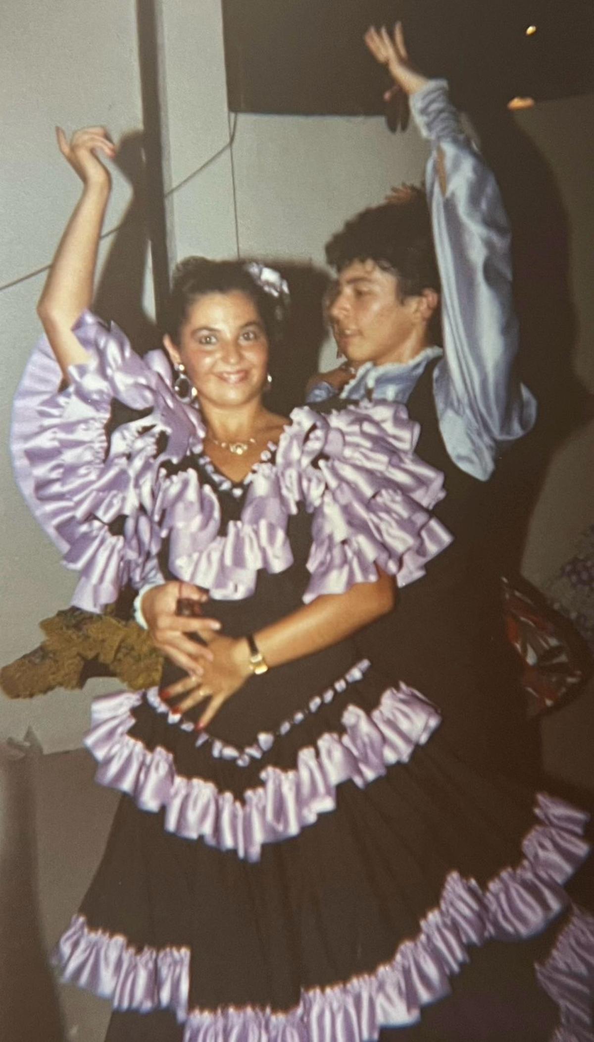 Antonio Perea, con su hermana María Ángeles, bailando sevillanas.