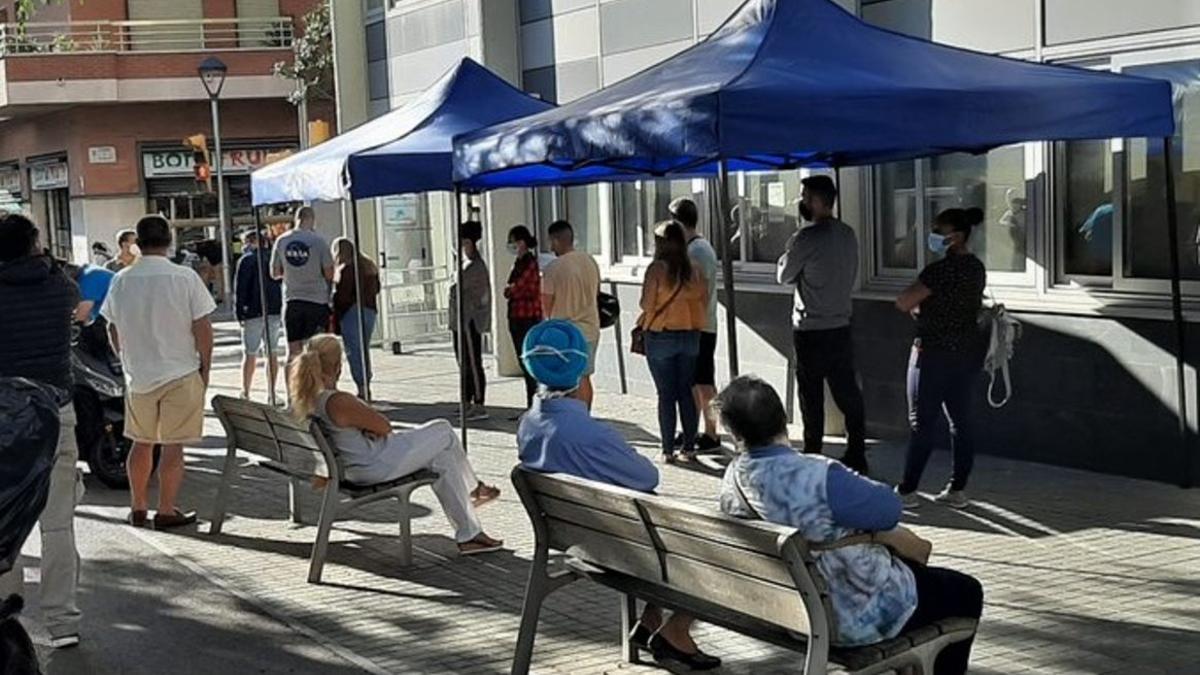 Colas para realizarse la PCR voluntaria en el barrio de la Florida de L'Hospitalet.