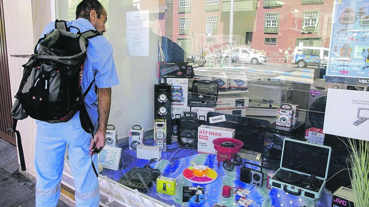 Un hombre observa artículos en una tienda de electrónica e Santa Cruz.