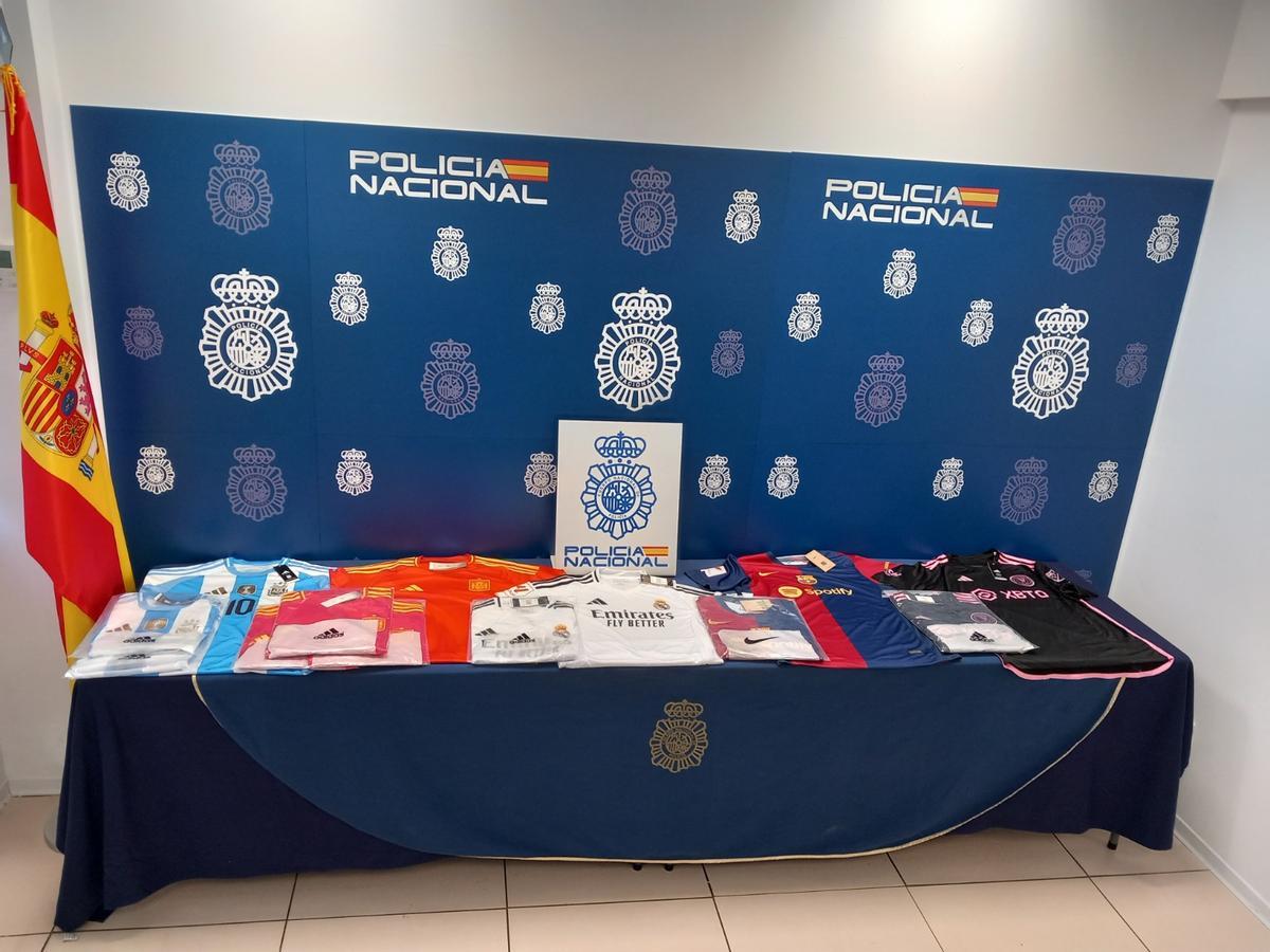 Camisetas de Argentina y España, el Real Madrid, el Barça... entre las dos toneladas de ropa falsificada que interceptó la Policia el pasado 10 de mayo