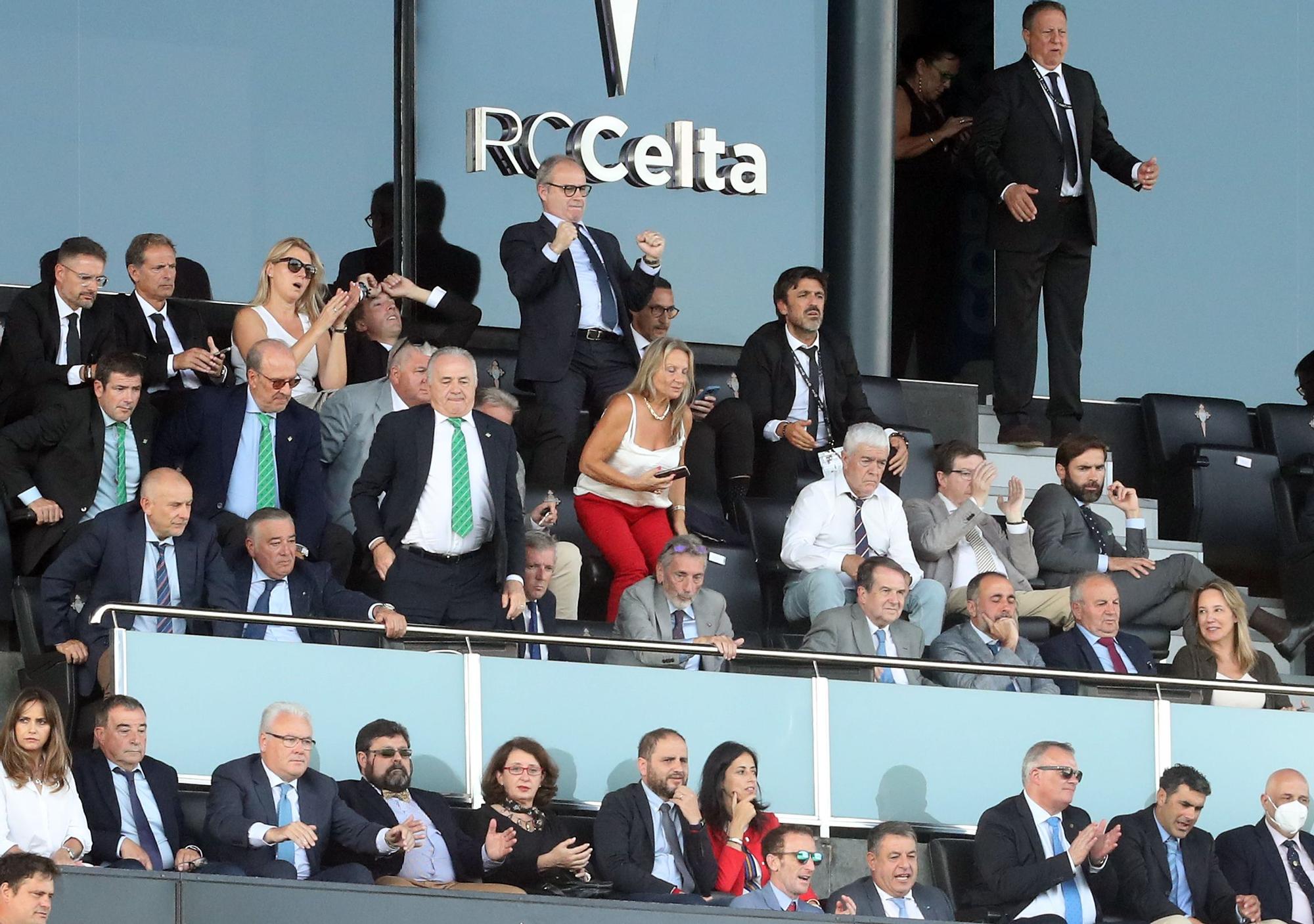 Luis Campos celebra el final del partido ante el Betis.