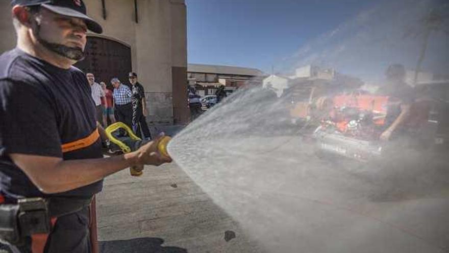 Un miembro de Protección Civil, ayer durante la presentación del vehículo en la plaza del Carmen.