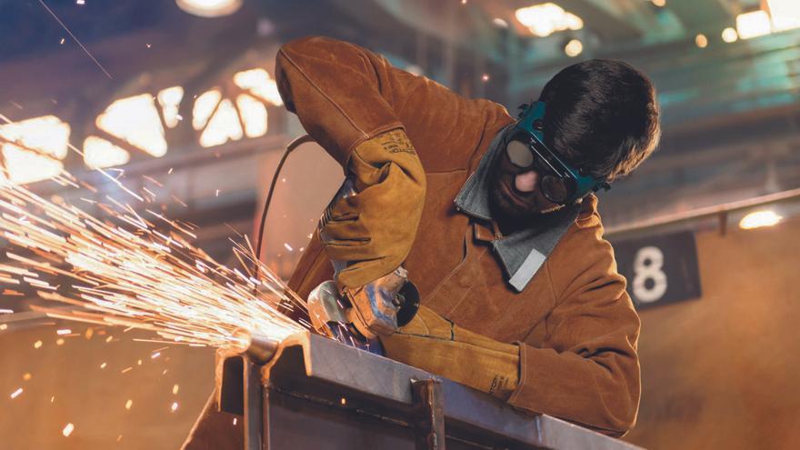 Un soldador utiliza material de protección de Safetop. |  L.O.