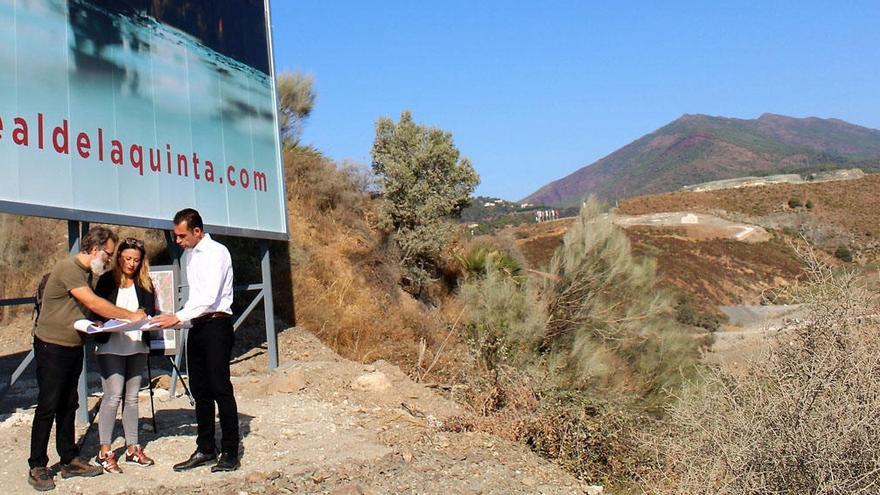 Los ediles Victoria Morales y Miguel Díaz visitan unas obras en el límite con Benahavís.