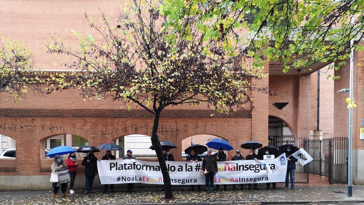 Un moment de la mobilització feta dijous davant la Subdelegació del govern a Girona