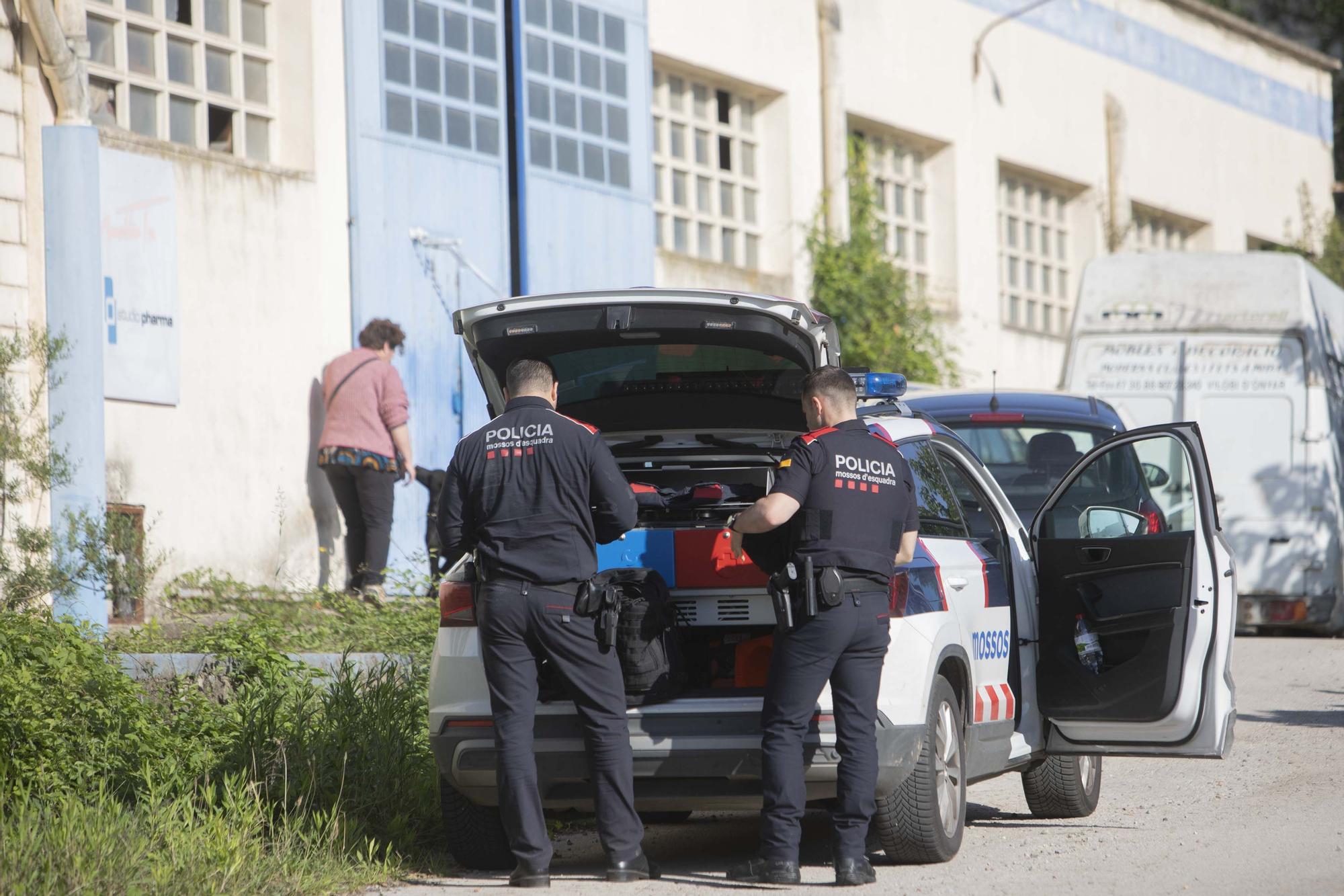 Uns encaputxats assalten i disparen un home en una nau de la Cellera