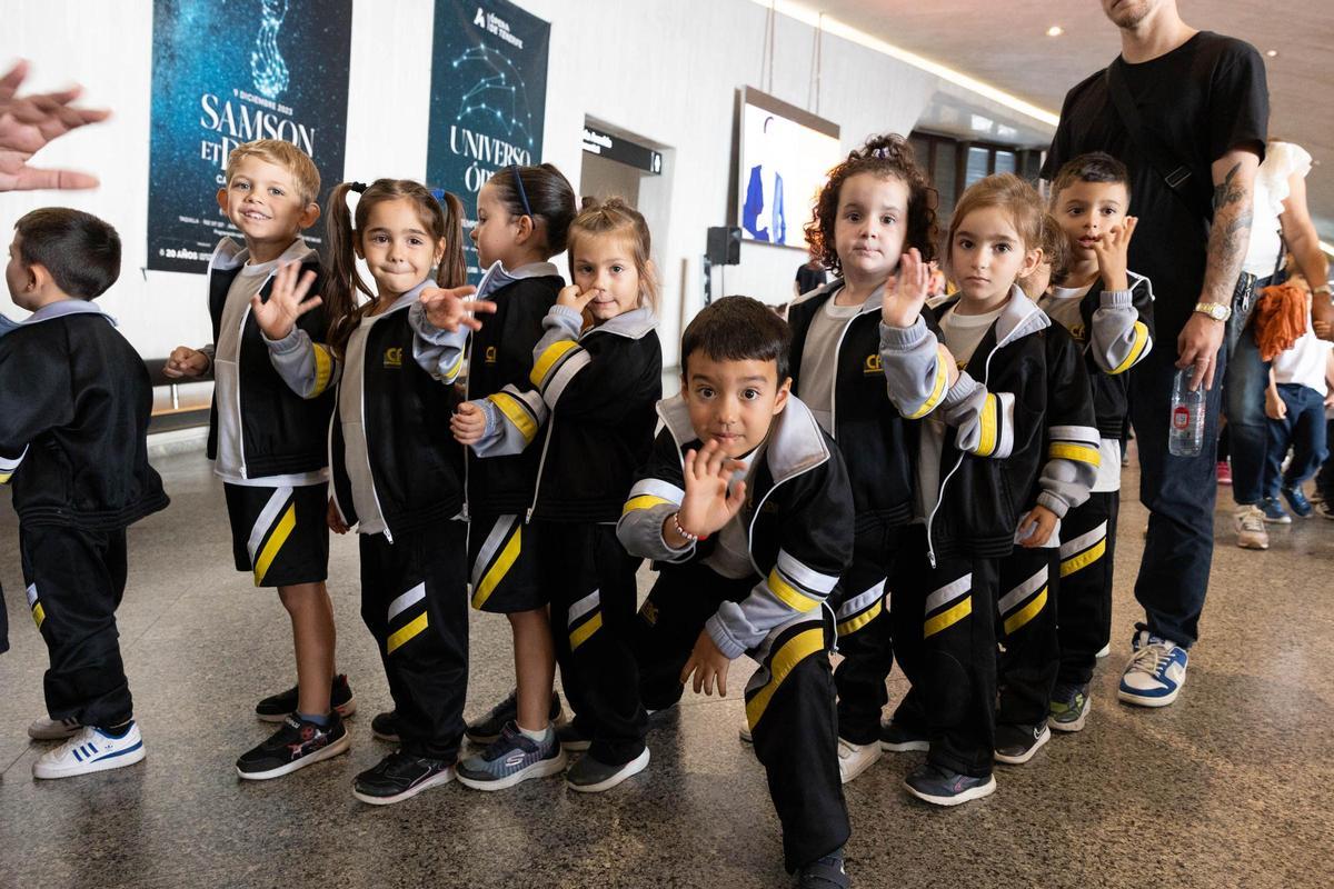 Los niños llegando al concierto.