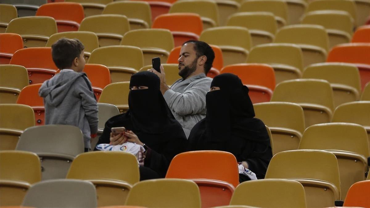 Dos aficionadas saudís siguen la primera semifinal de la Supercopa entre el Valencia y el Madrid en Jeddah.