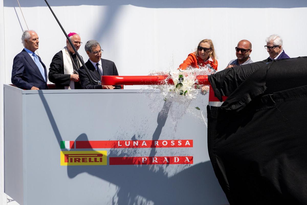 Miuccia Prada bautiza el nuevo AC75 del equipo italiano de la Copa América de vela, Luna Rossa Prada Pirelli, junto al resto de autoridades, en Cagliari (Cerdeña).
