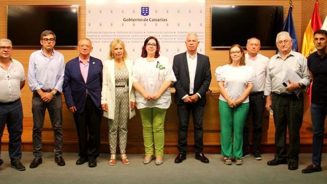 Representantes de la Consejería de Educación y sindicatos durante la firma del acuerdo.