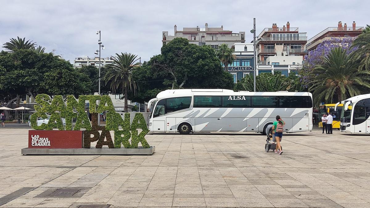 La guagua de la compañía Alsa aparcada esta mañana en el parque de Santa Catalina.