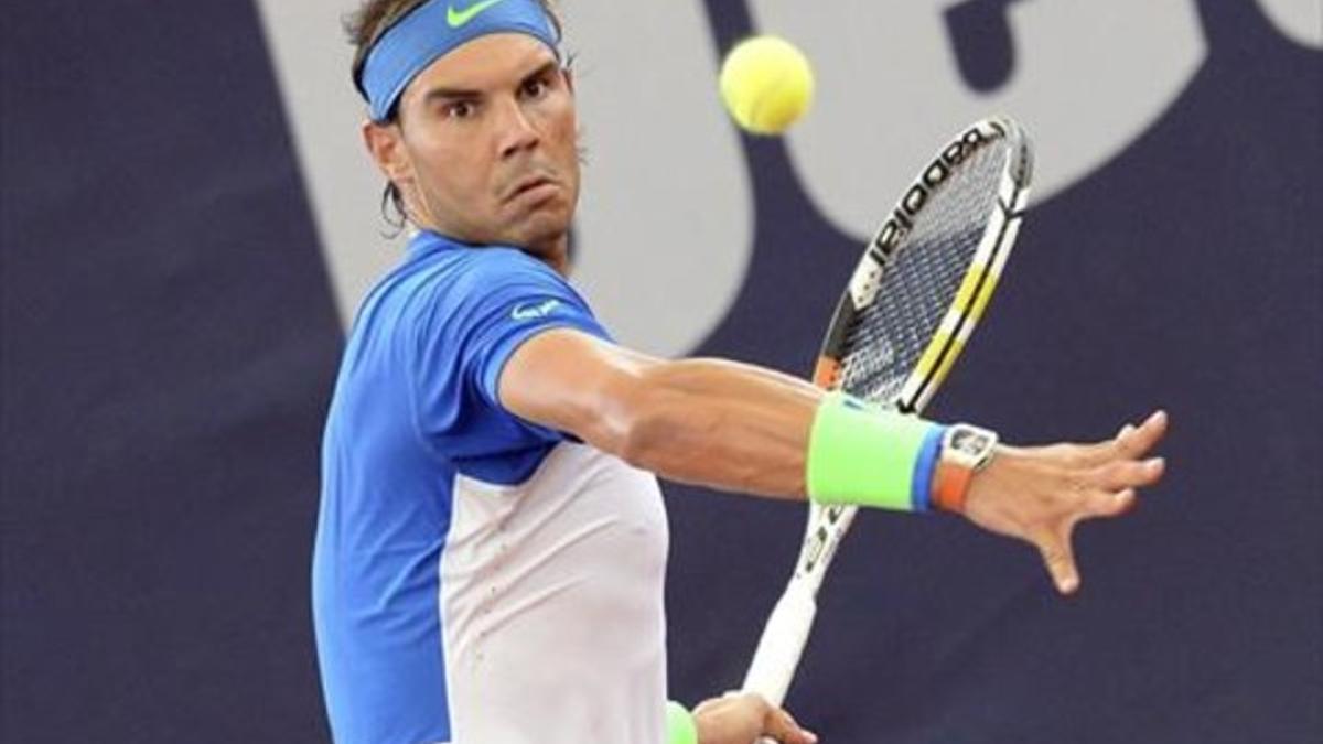 Nadal, concentrado, durante su enfrentamiento con Verdasco, ayer en Hamburgo.