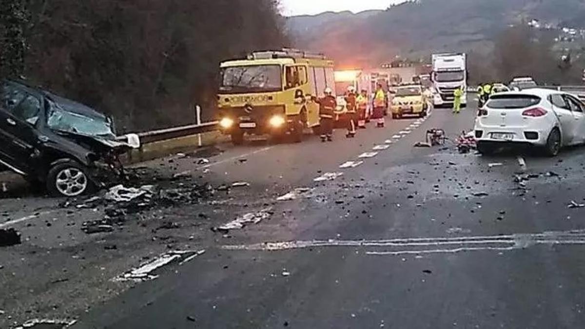 Los dos coches siniestrados en Lena en 2019, en el lugar del suceso, momentos después del terrible accidente