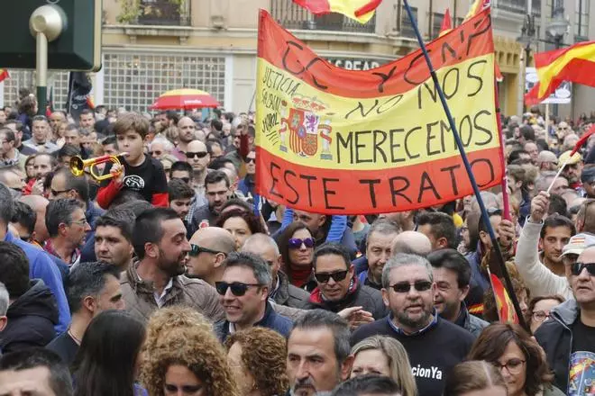 Miles de policías y guardias civiles se manifiestan por la equiparación salarial