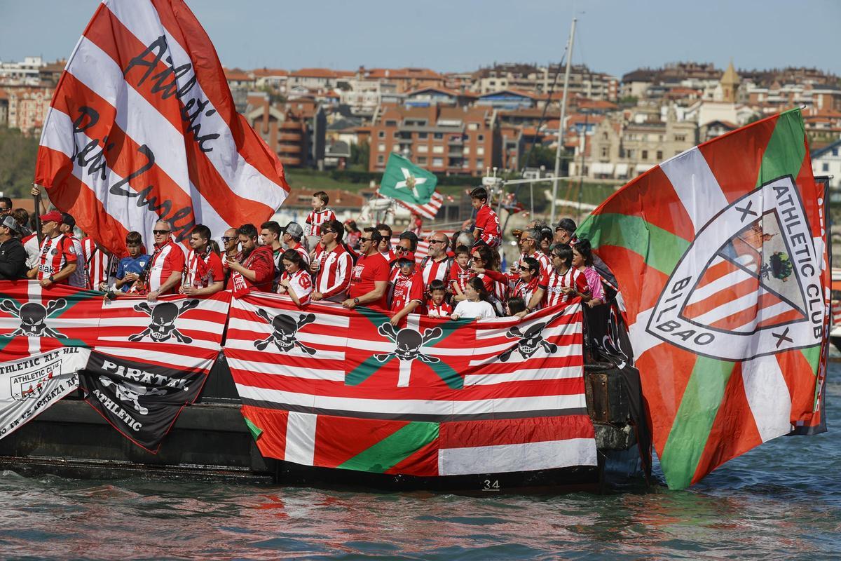 El Athletic celebra la Copa del Rey con una afición volcada con la gabarra. El Athletic celebra la Copa del Rey con una afición volcada con la gabarra.