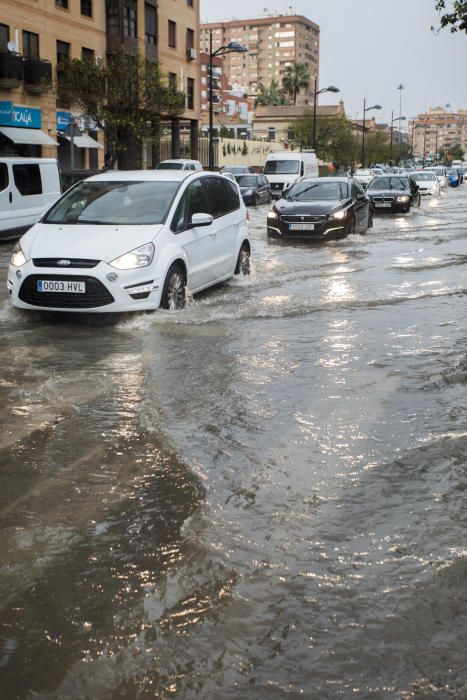 Tromba de agua que ha inundado la avenida Serrería en València.