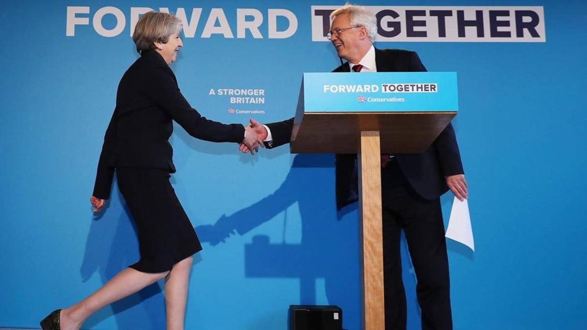 May y el ministro para el 'brexit', David Davis, en la presentación del manifiesto 'tory'