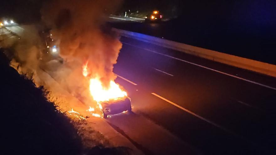 Arde un coche en la Autovía do Morrazo y sus ocupantes salen ilesos