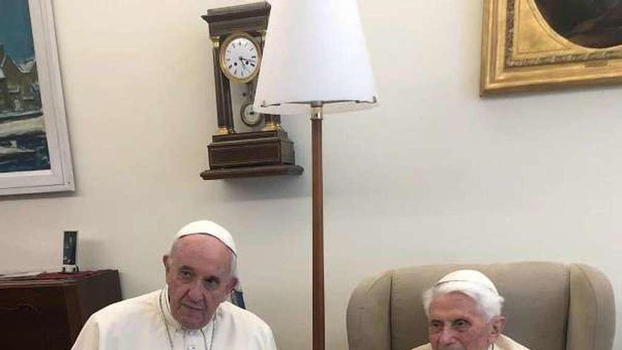 Los papas Francisco (iz.) y Benedicto XVI, el lunes. // Efe