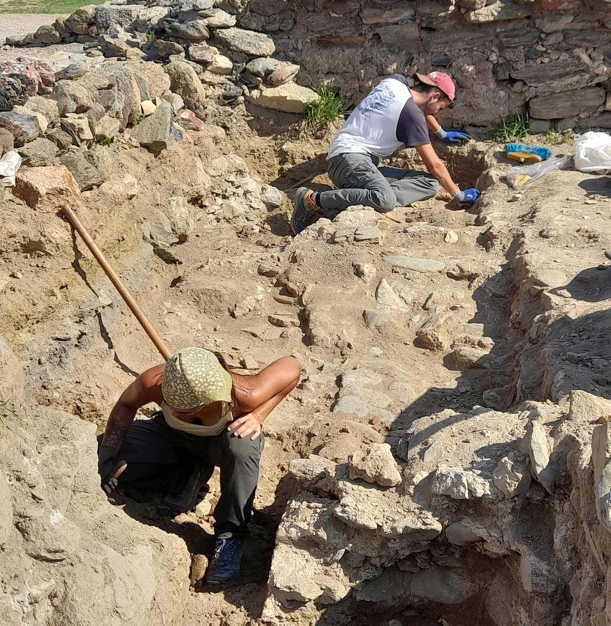 Excavació del claustre a la Ciutadella de Roses.