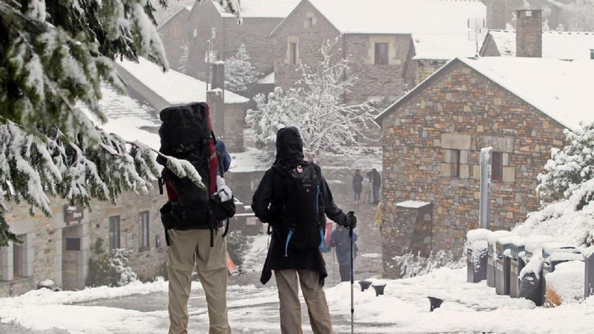 Dos peregrinos en Pedrafita do Cebreiro durante una nevada