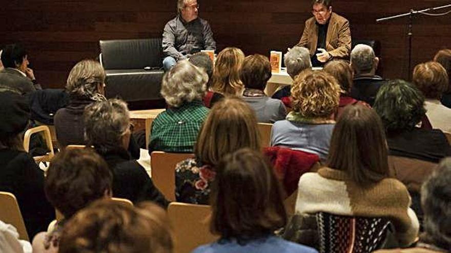 Francisco Guarido y Luis García Montero durante la presentación del libro &quot;Poeta de barro&quot; presentado ayer en Zamora.