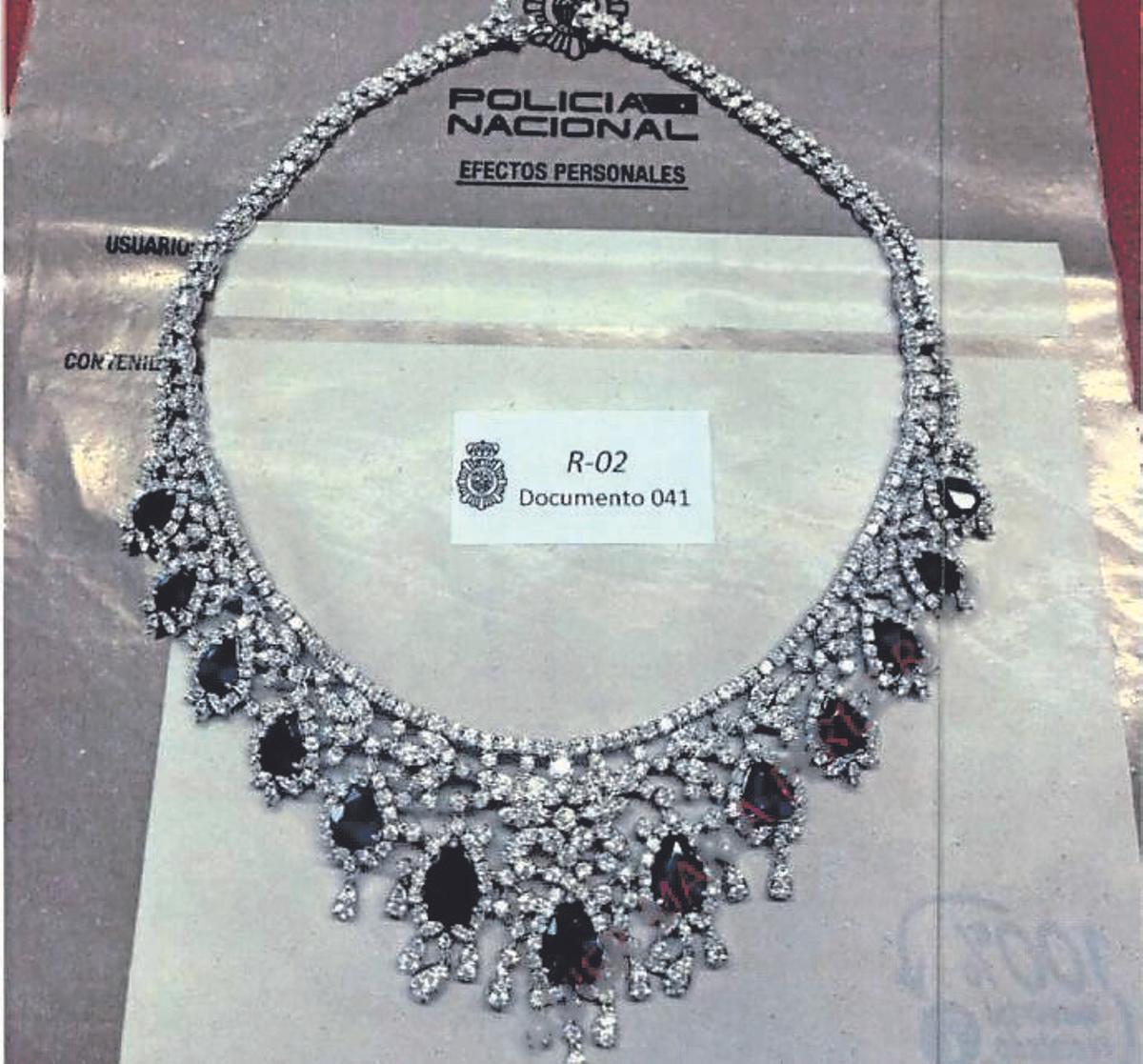 Uno de los collares de gran valor que fueron encontrados en la caja fuerte de Zapatero.