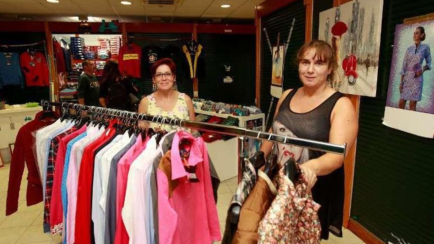 Vendedoras en el mercado de A Pedra. // R. Grobas