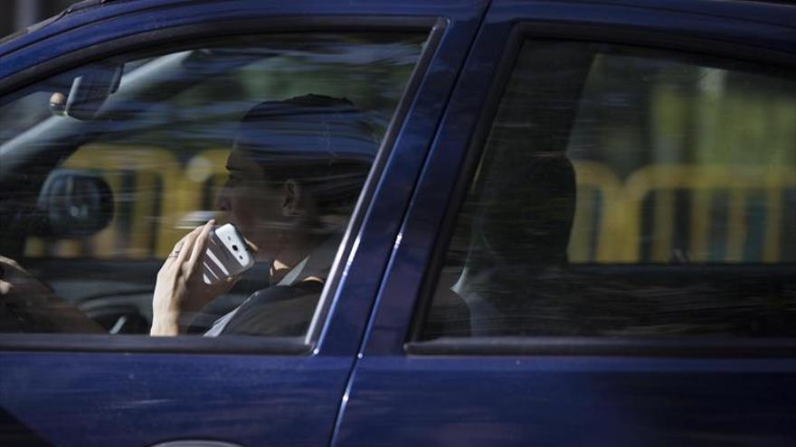 La Fiscalía reclama a la Policía que controle el uso del móvil al volante